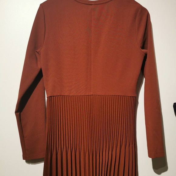 Uniqlo Large Monochrome Dark Brown Pleated Long Sleeve Old Money Dress - Picture 8 of 10